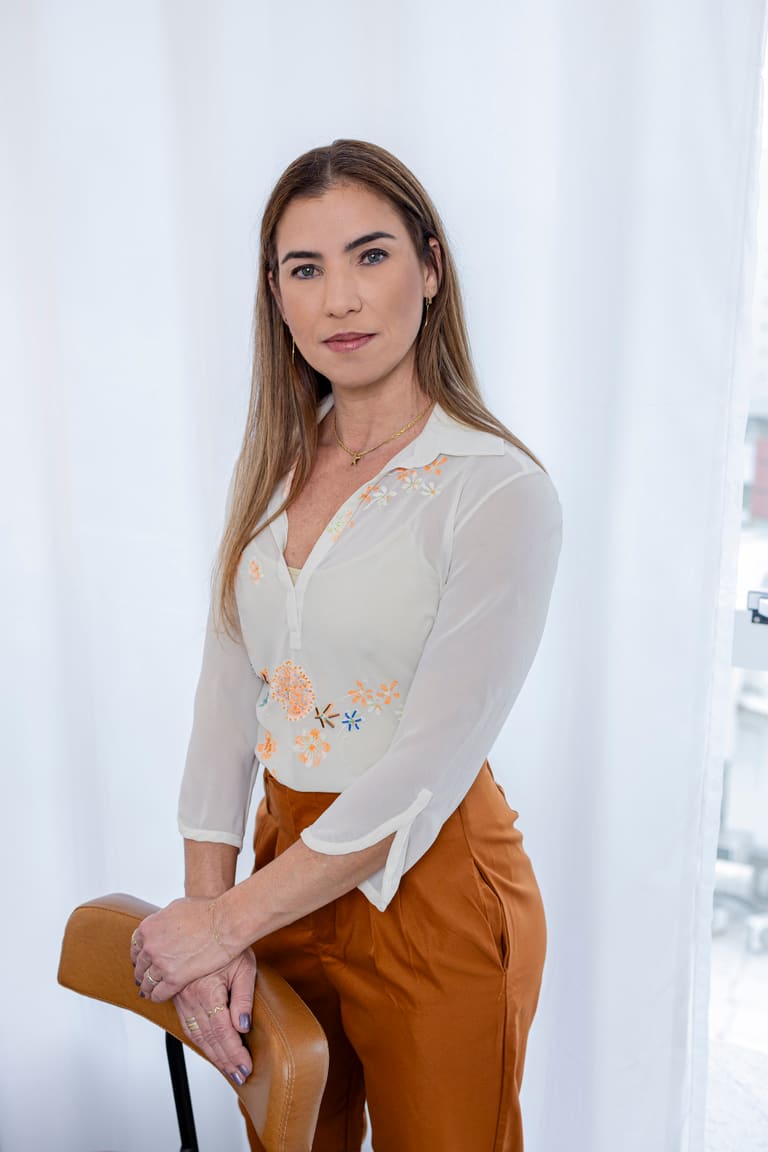 Dra. Camila Pereira, ginecologista, em postura confiante