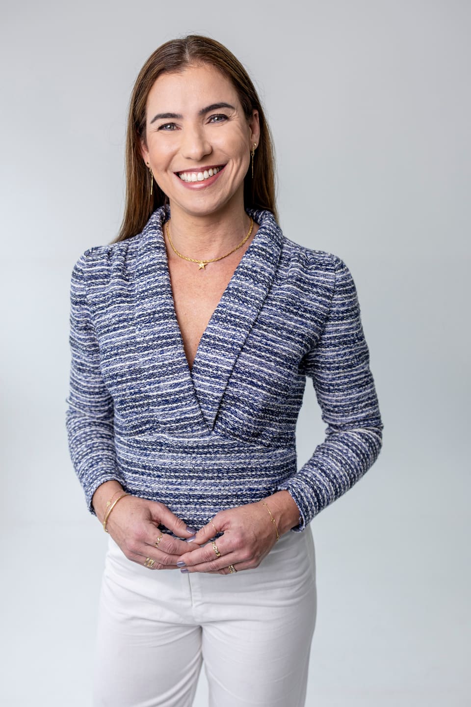 Dra. Camila Pereira, ginecologista, sorrindo em consultório